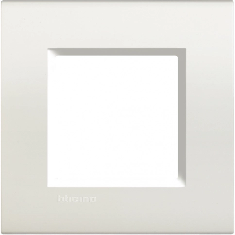 LNA4802BI LivingLight Рамка прямоугольная, 1 пост, цвет Белый фото 1